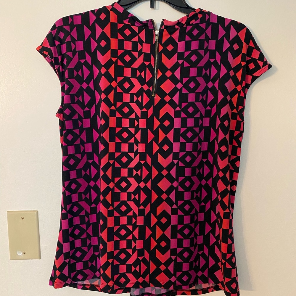 Multi color reds top, short sleeve